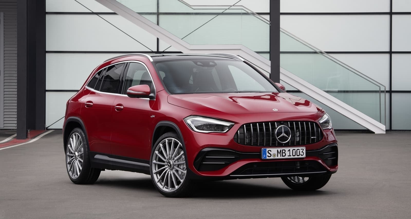El GLA en rojo expone su frontal dinámico y deportivo