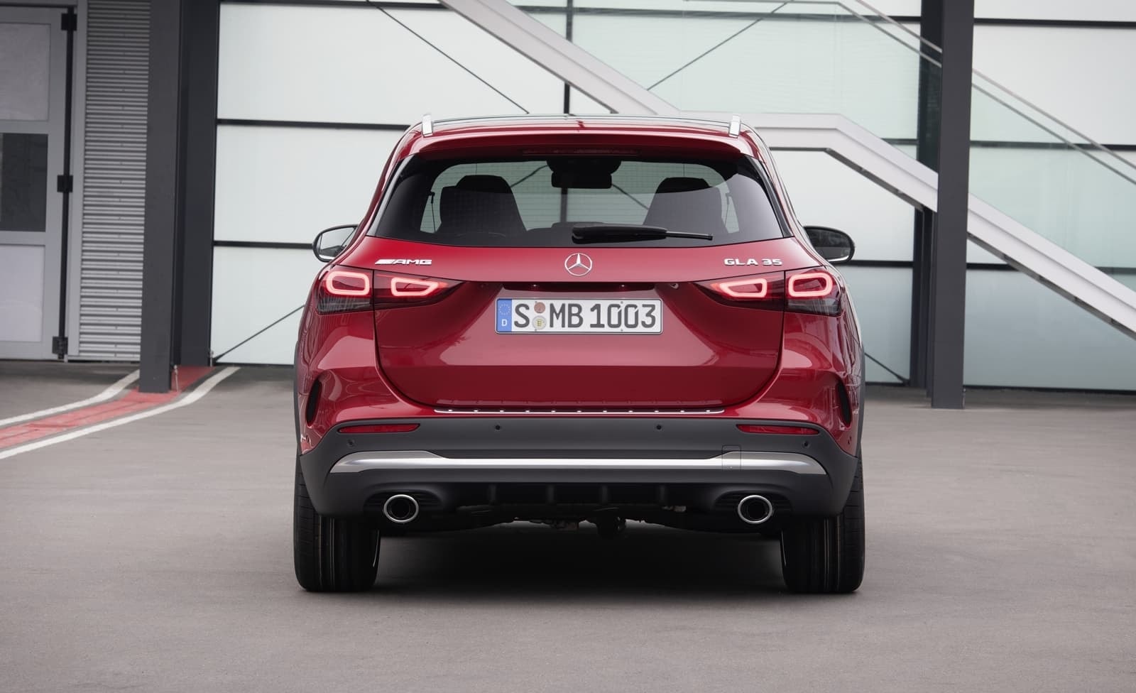 Perspectiva completa de la parte trasera del GLA en rojo