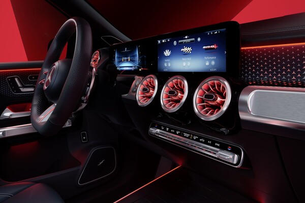 Maletero del Mercedes GLB con asientos traseros abatidos, proporcionando gran capacidad de carga. Maletero del Mercedes GLB con asientos traseros abatidos, proporcionando gran capacidad de carga.