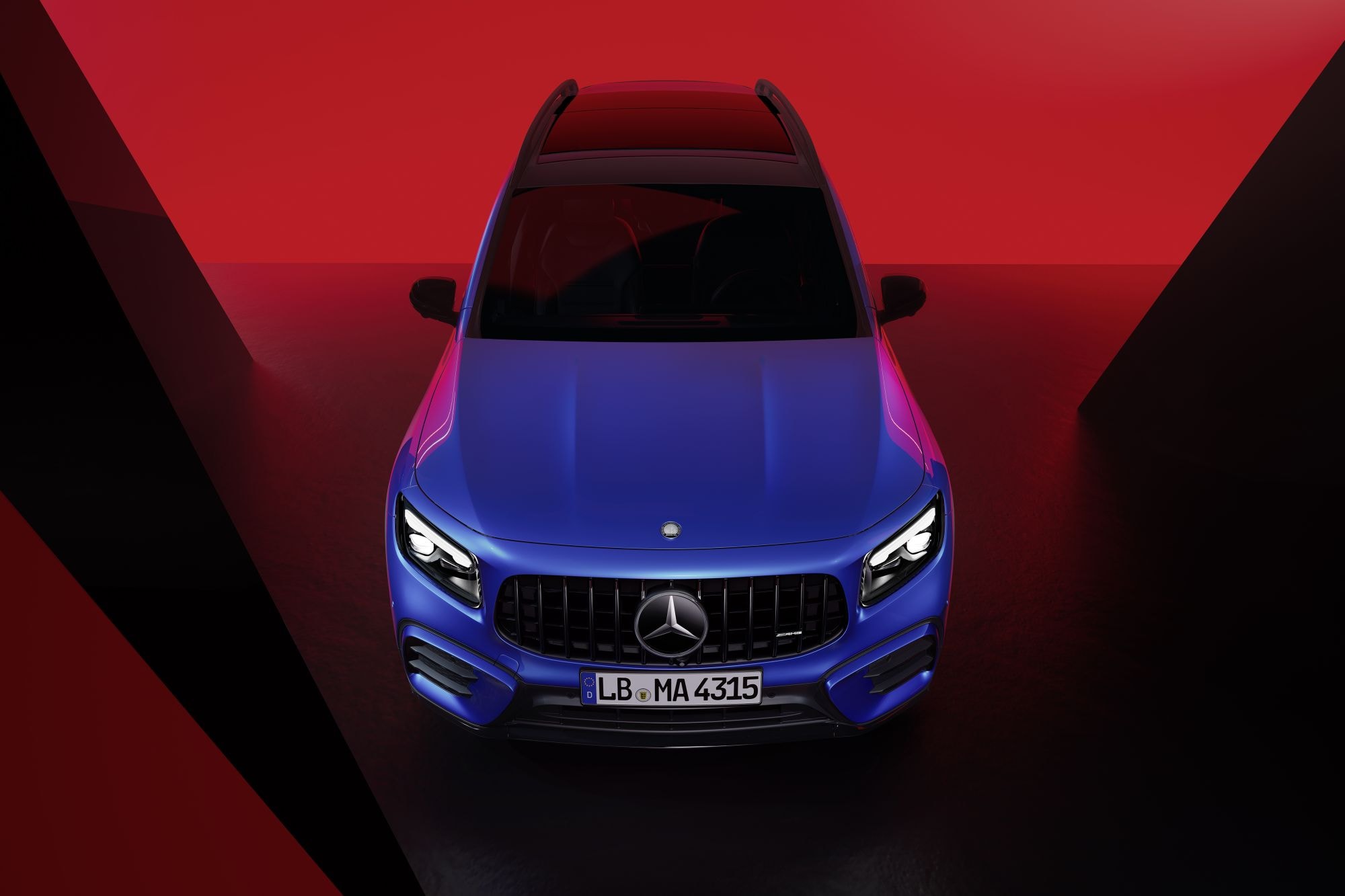 Vista frontal del Mercedes GLB en un entorno moderno.