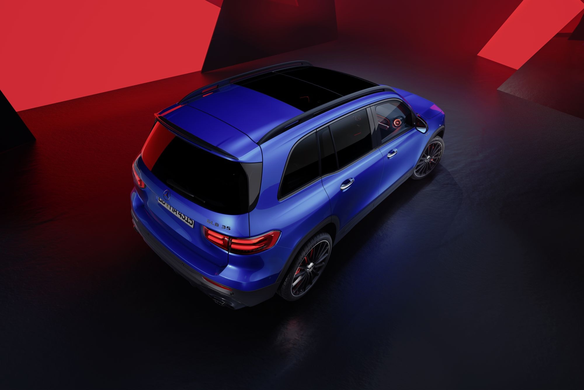 Vista trasera del Mercedes GLB que muestra su robustez y estilo.