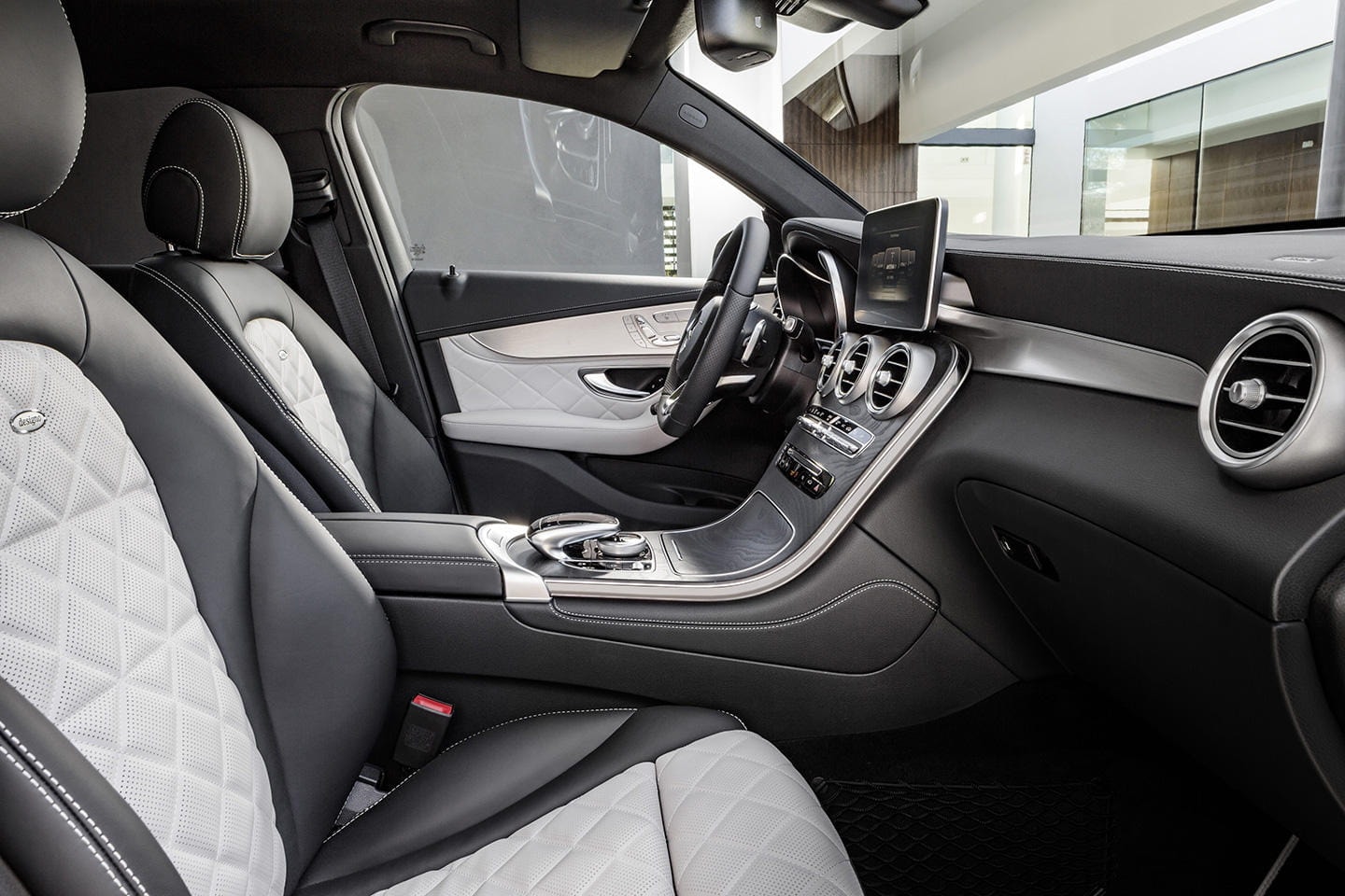 Interior lujoso del Mercedes GLC Coupé, destacando asientos y consola.