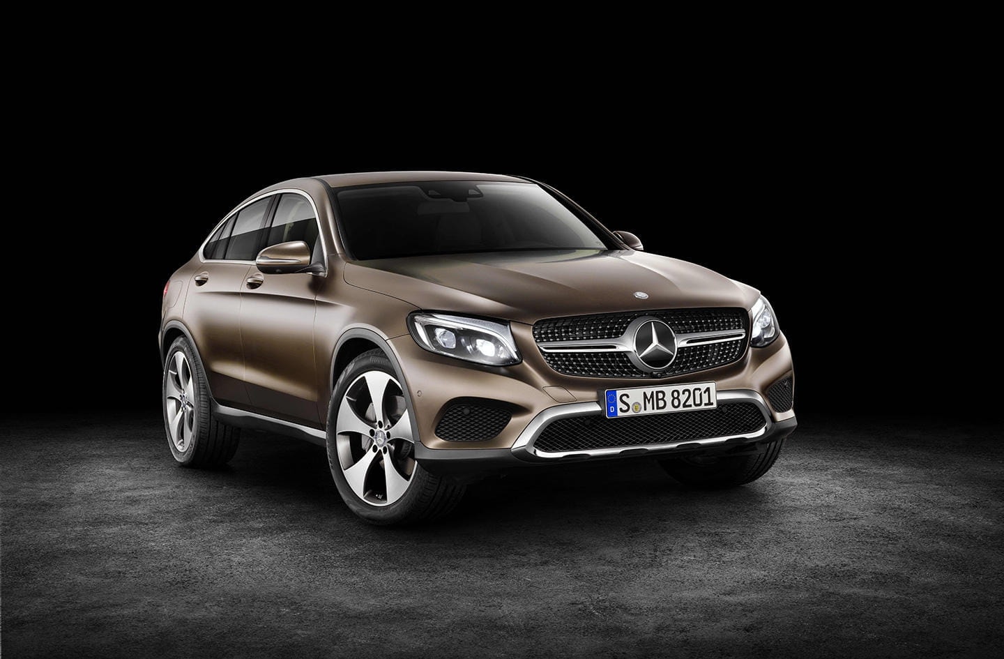 Imagen frontal del GLC Coupé, mostrando su robusta y atractiva fachada.
