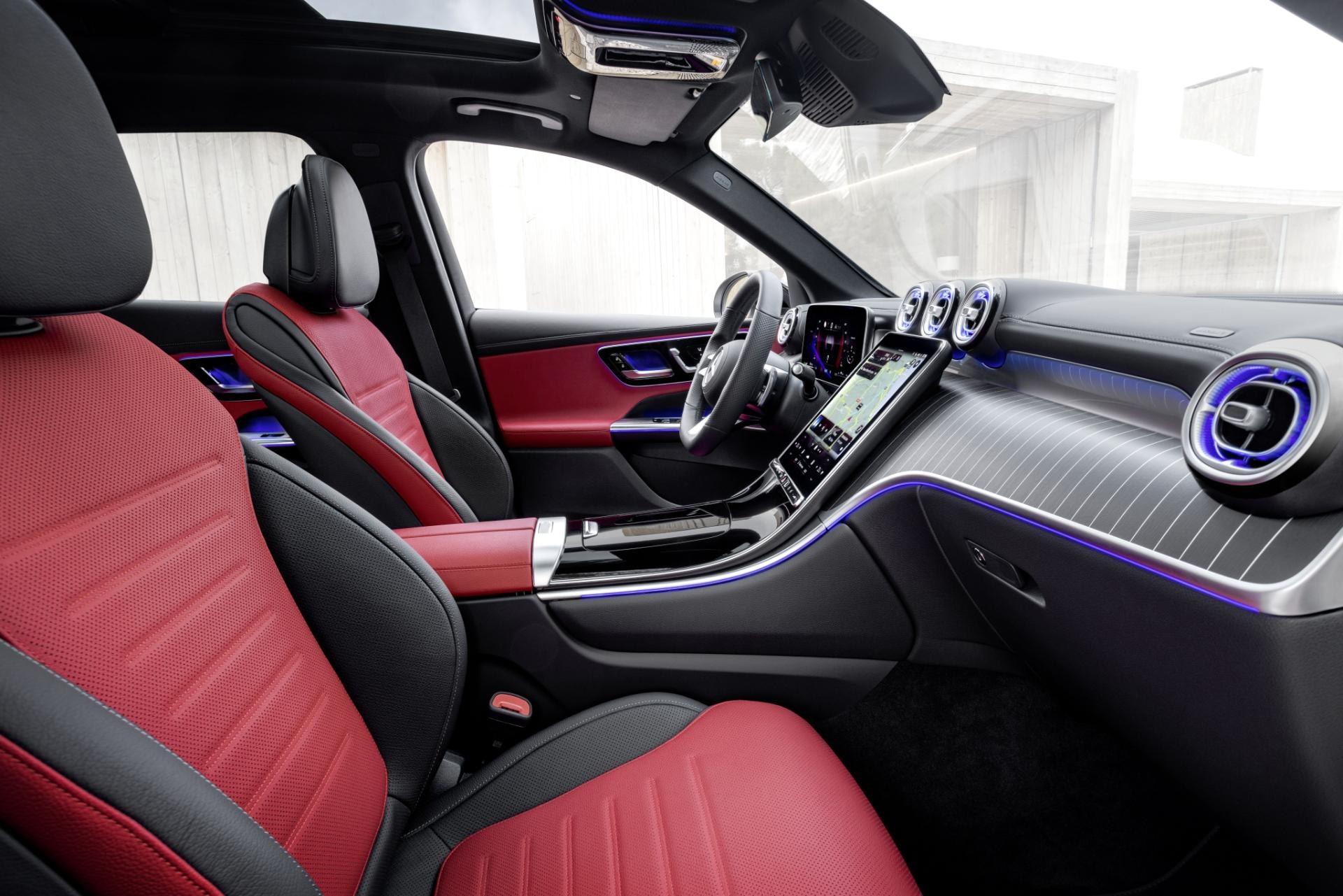 Interior del Mercedes GLC Híbrido, combinación de lujo y comodidad con asientos rojos.