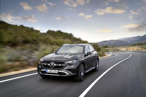 Diseño avanzado del Mercedes GLC Híbrido en carretera, mostrando su frontal. Diseño avanzado del Mercedes GLC Híbrido en carretera, mostrando su frontal.