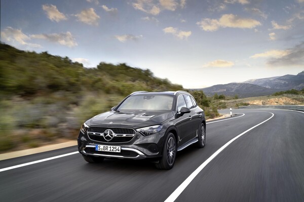 Diseño avanzado del Mercedes GLC Híbrido en carretera, mostrando su frontal.