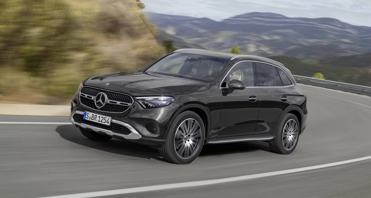 Lateral del Mercedes GLC Híbrido en movimiento, reflejando elegancia y dinamismo.