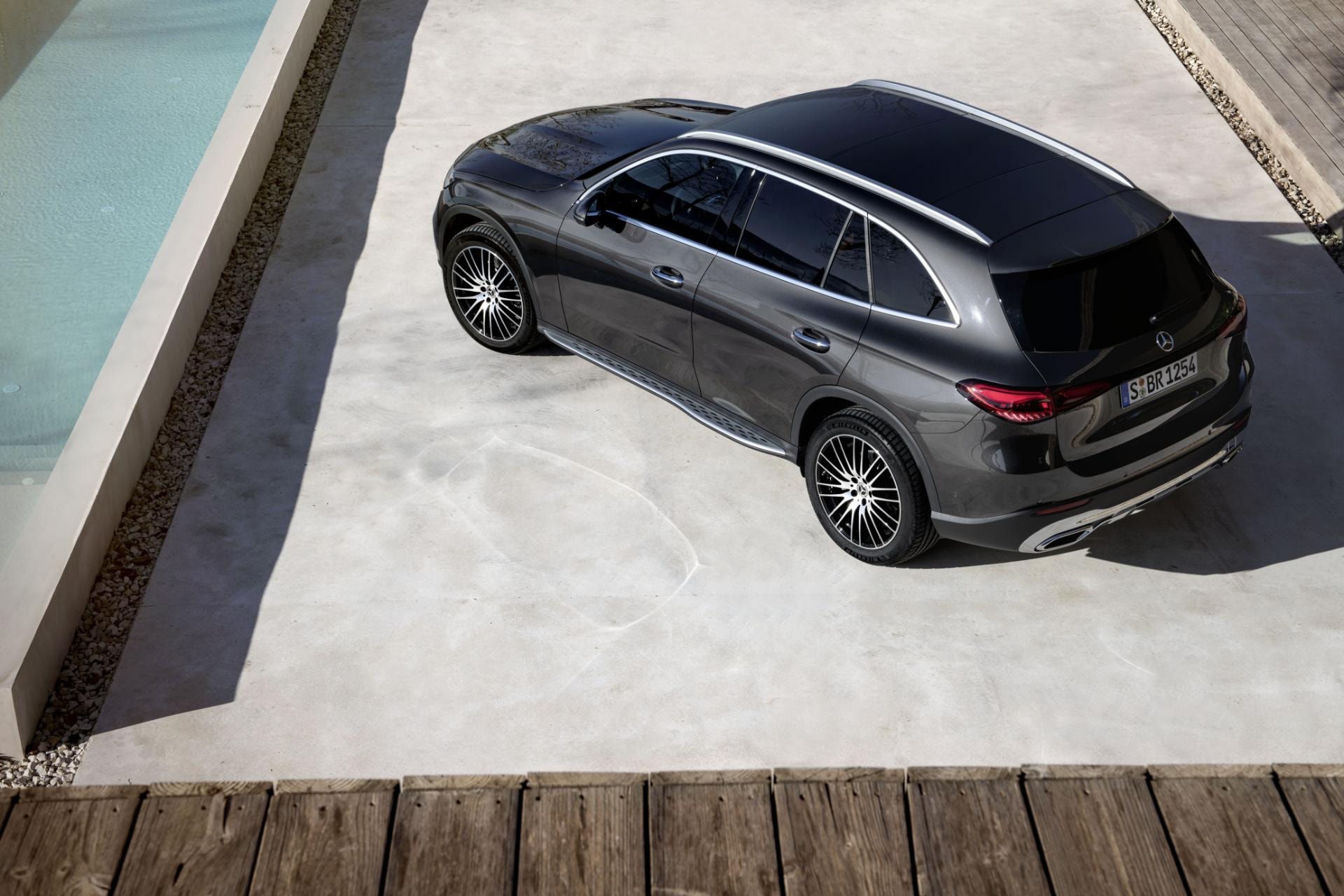 Imagen aérea del Mercedes GLC Híbrido, realzando su techo y líneas superiores.