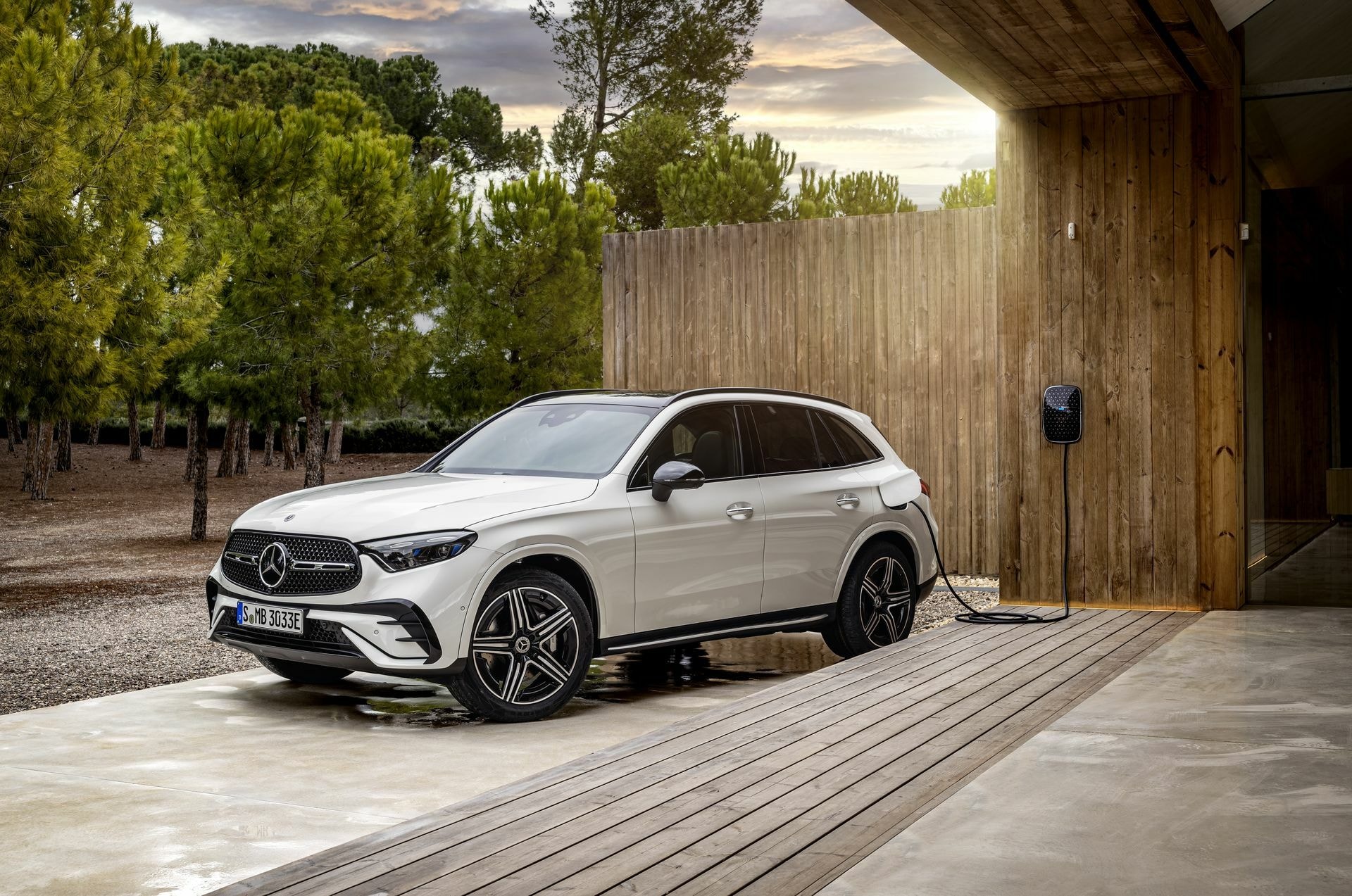 Mercedes GLC estacionado, armonía entre lujo y modernidad
