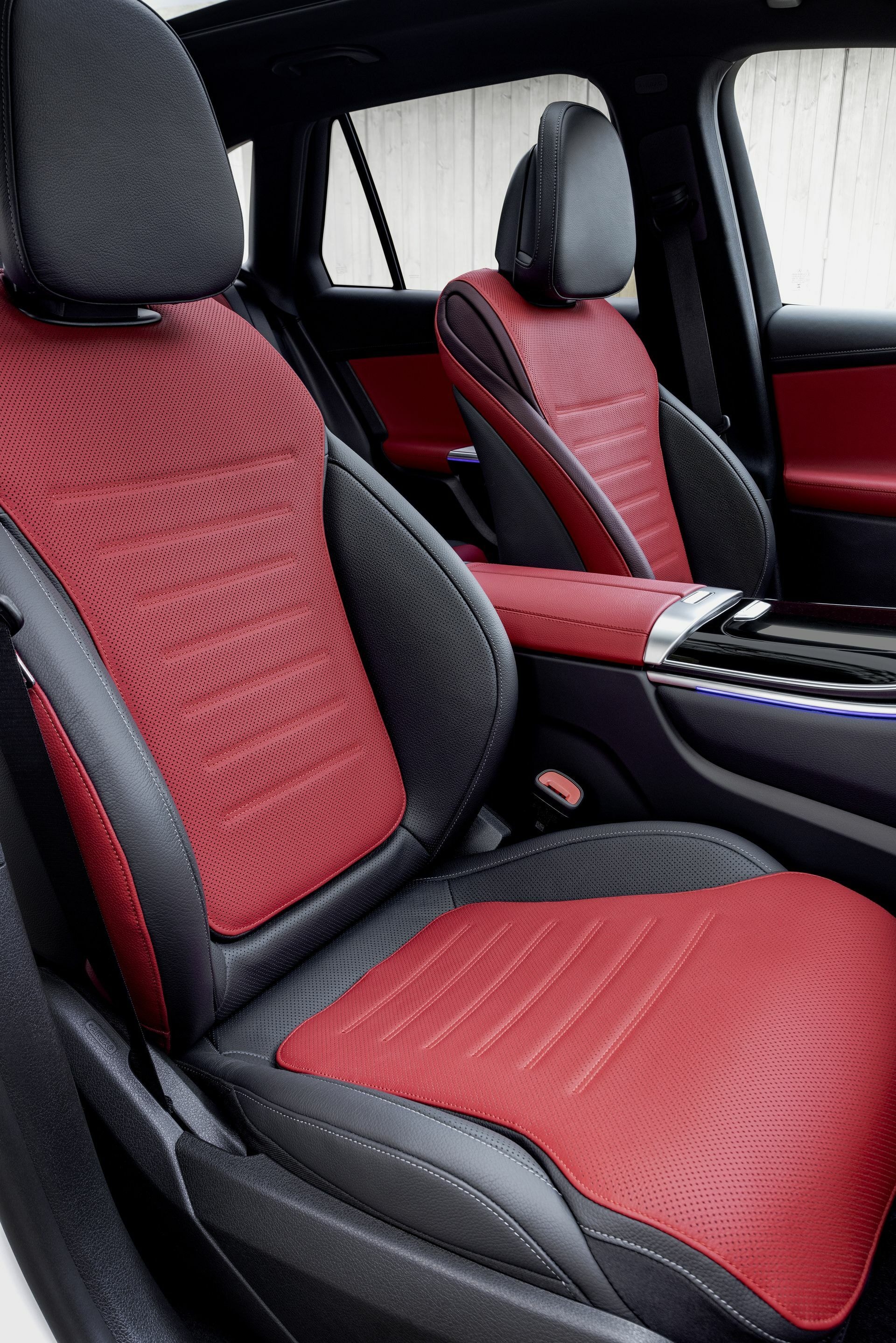 Asientos deportivos en color rojo del Mercedes GLC, sinonimo de confort y estilo.