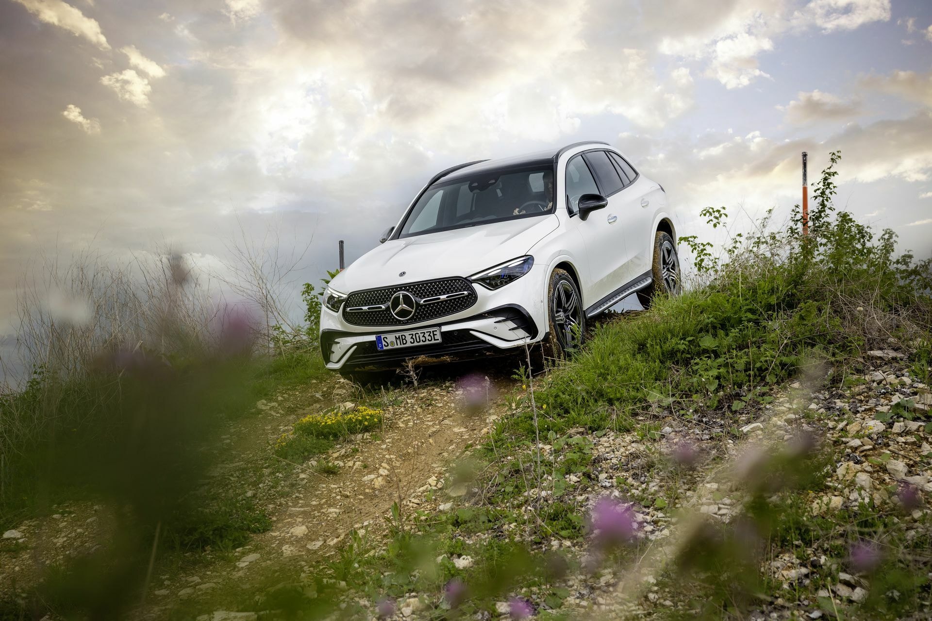 Mercedes GLC posicionado en terreno inclinado, mostrando su capacidad off-road.