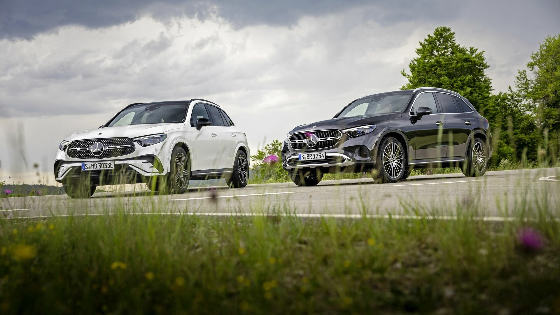 Comparativa frontal de dos modelos Mercedes GLC, subrayando sus similitudes y diferencias.