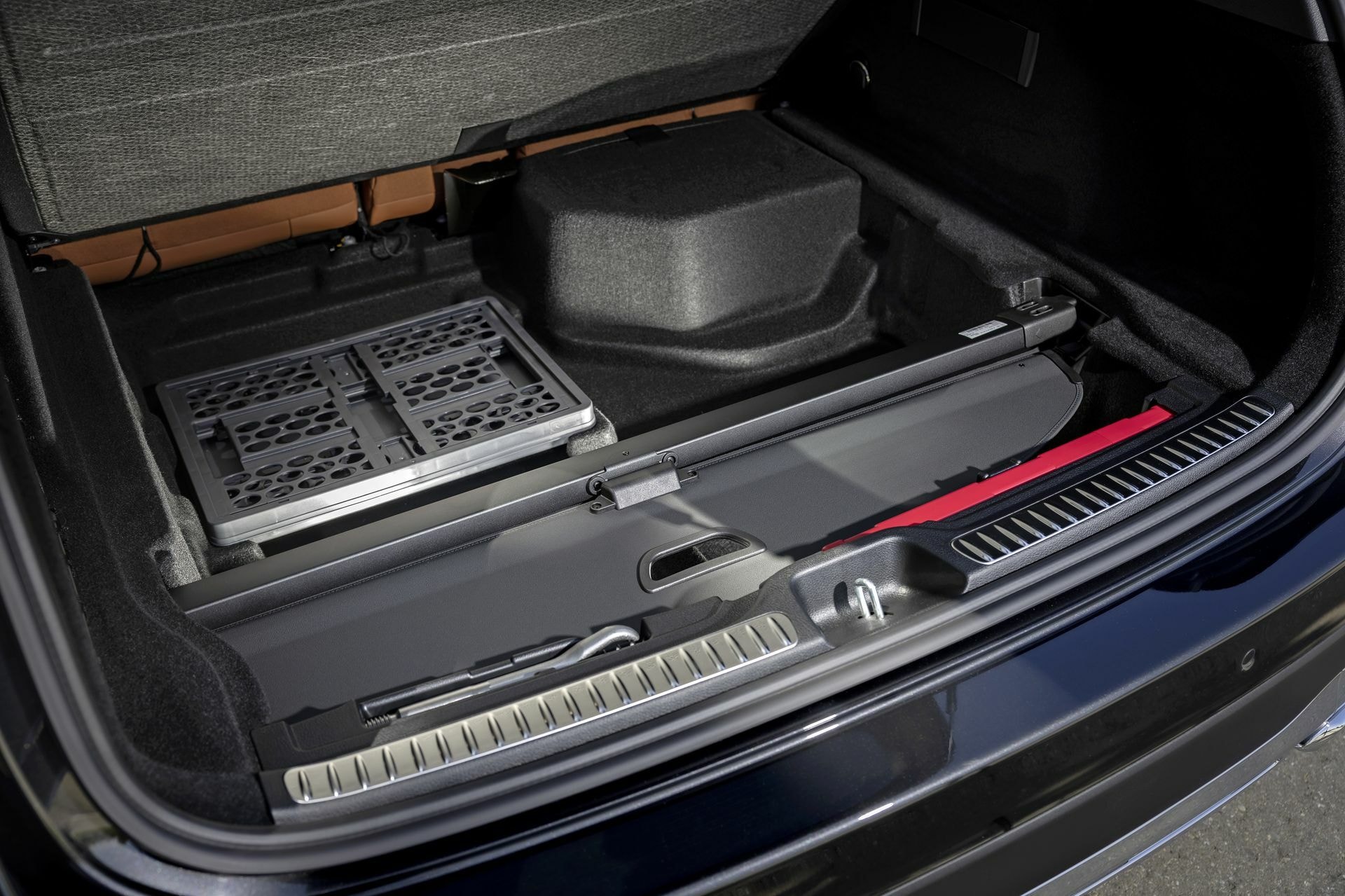 Detalle del compartimento de maletero del Mercedes GLC con kit de herramientas.