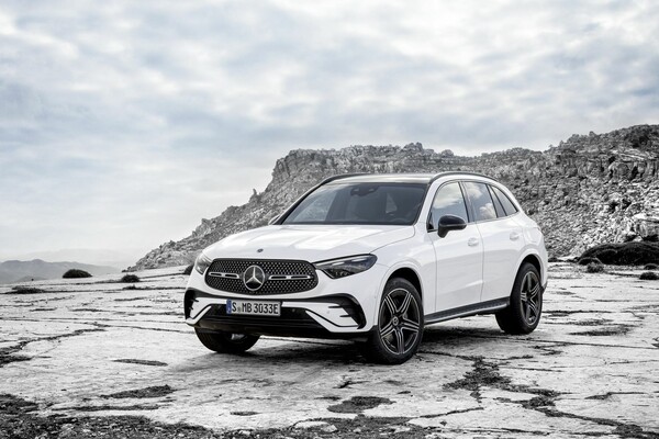 Vista angular del Mercedes GLC en terreno rocoso.