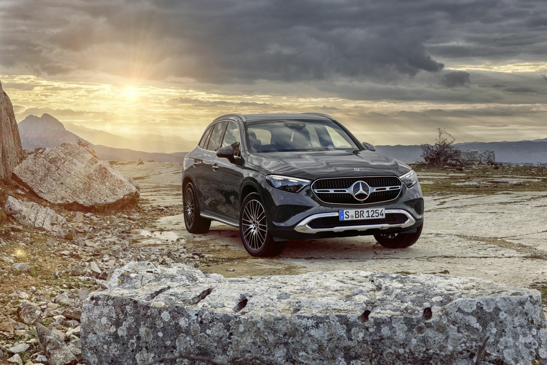 Delantera del Mercedes GLC posando sobre rocas.