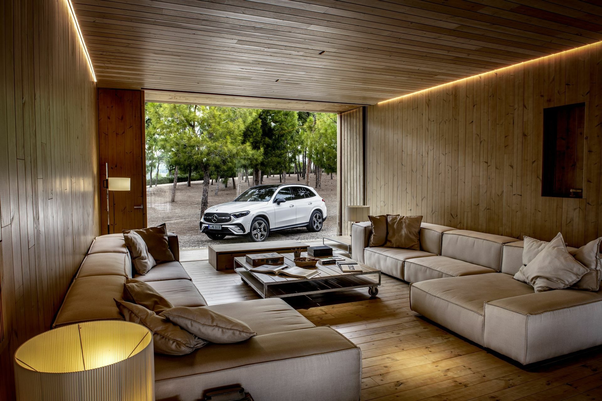 Mercedes GLC estacionado en un ambiente residencial moderno, destacando su diseño urbano.