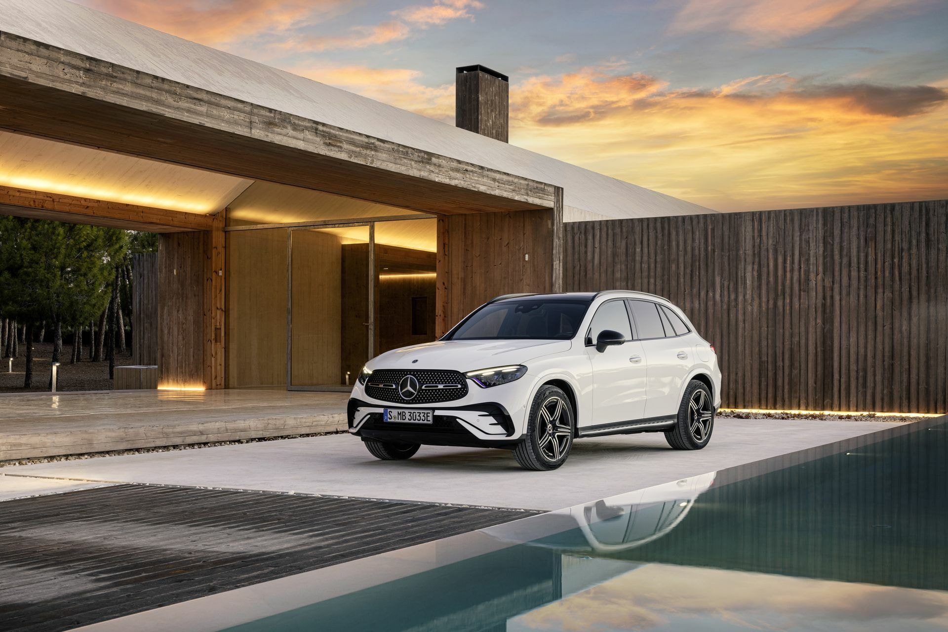Mercedes GLC delante de una estructura moderna, reflejando su diseño contemporáneo.