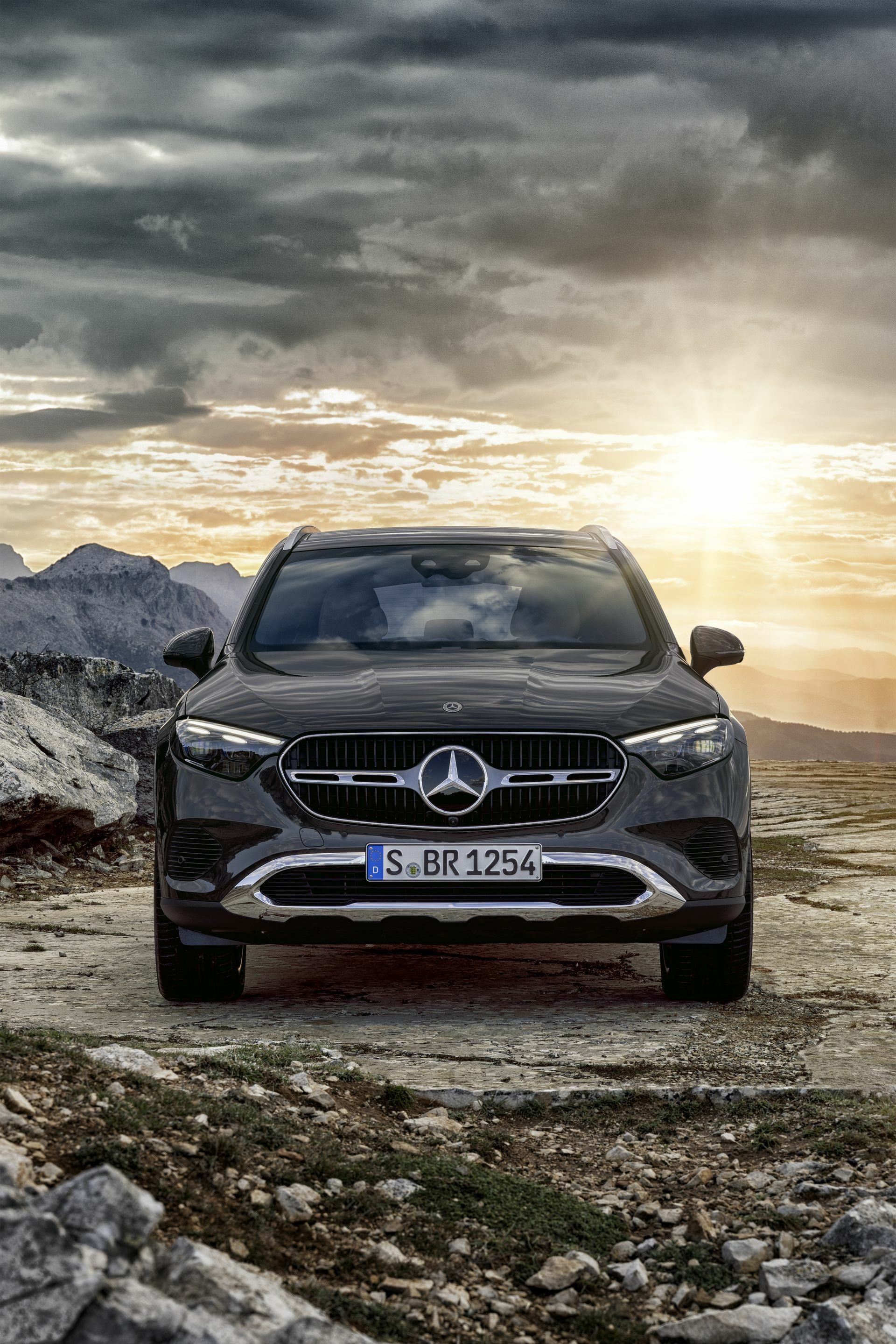 El Mercedes GLC presenta su frontal al atardecer.