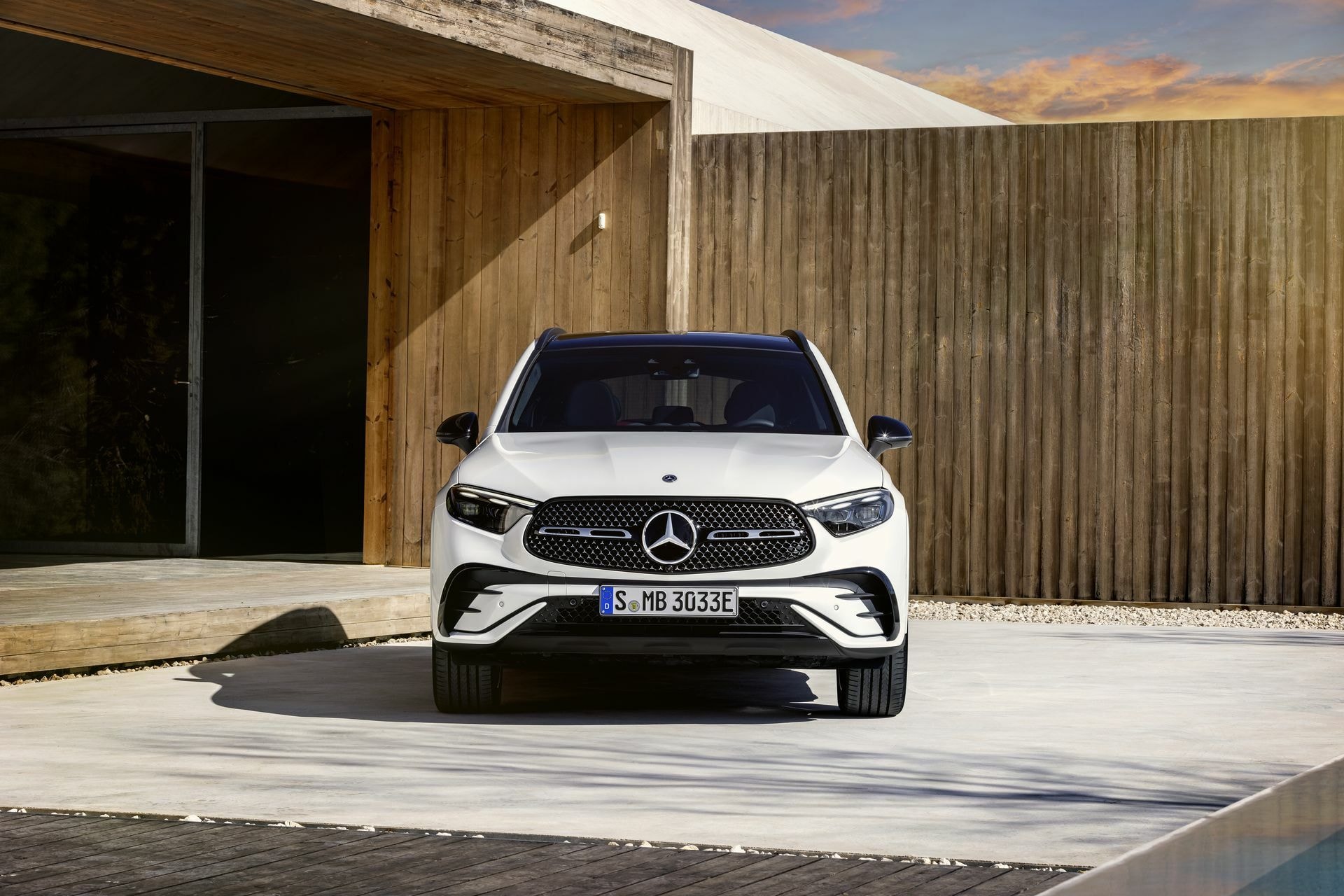 Vista frontal del Mercedes GLC que resalta su diseño robusto y elegante.