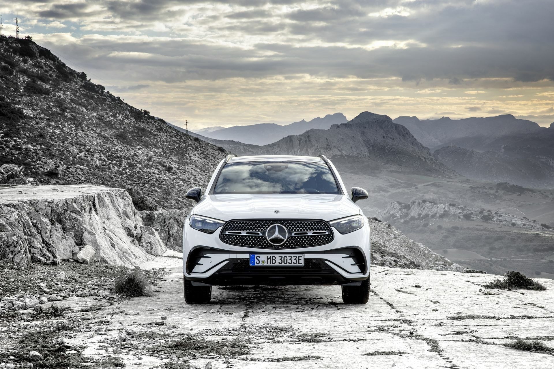 Mercedes GLC capturado de frente con un paisaje montañoso de fondo.