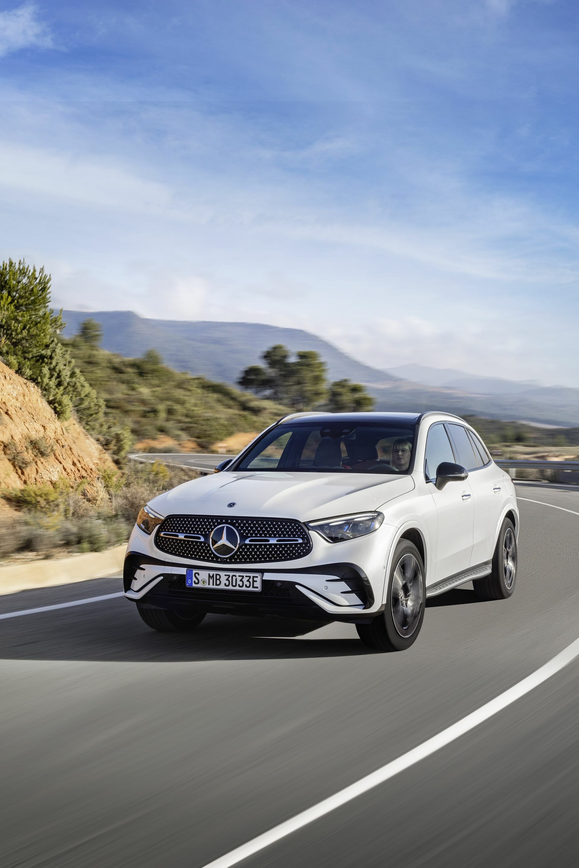 Perfil delantero lateral del GLC evidenciando su diseño sofisticado.