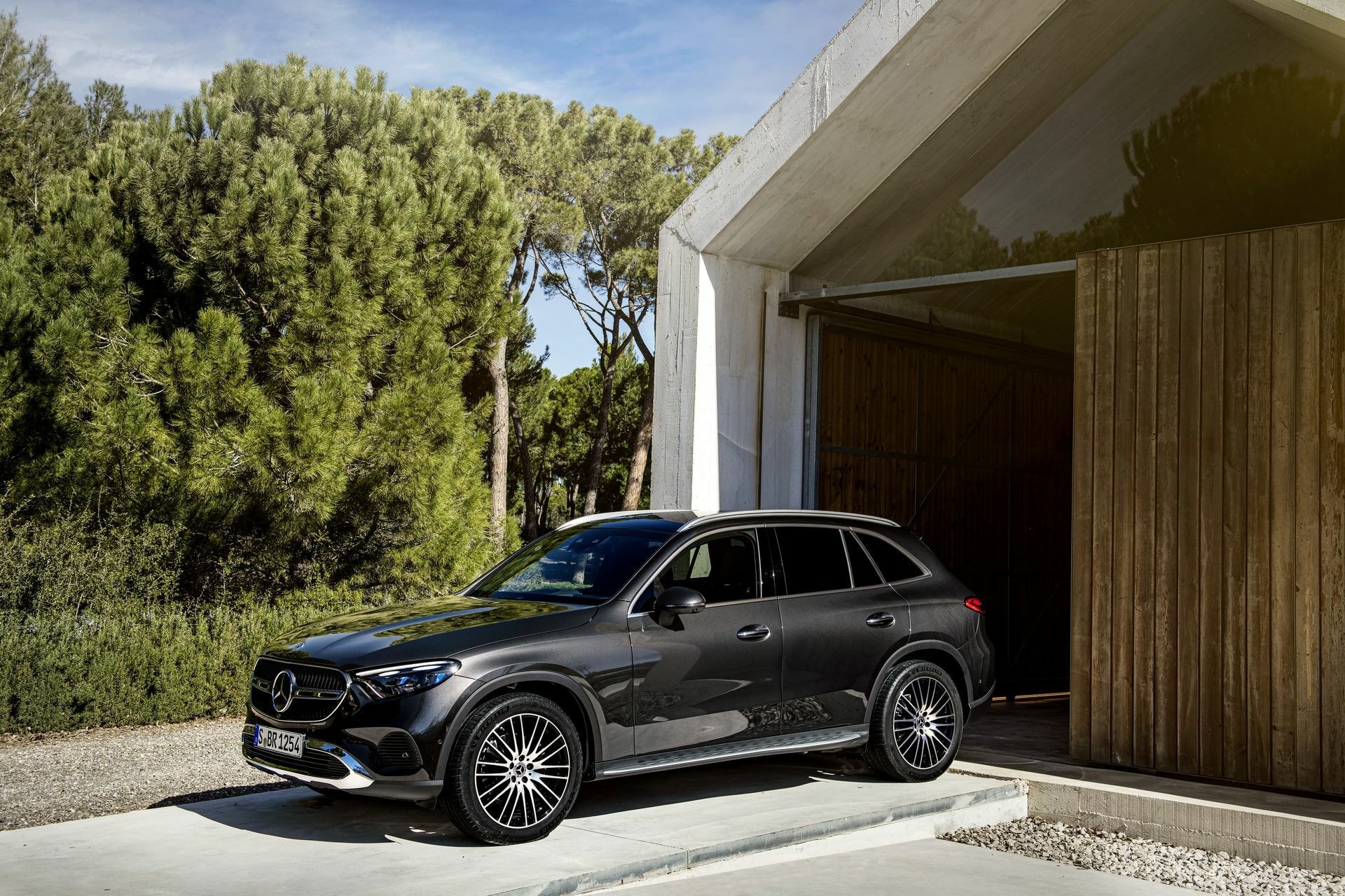 El Mercedes GLC estacionado en un entorno contemporáneo, realza su diseño lateral.