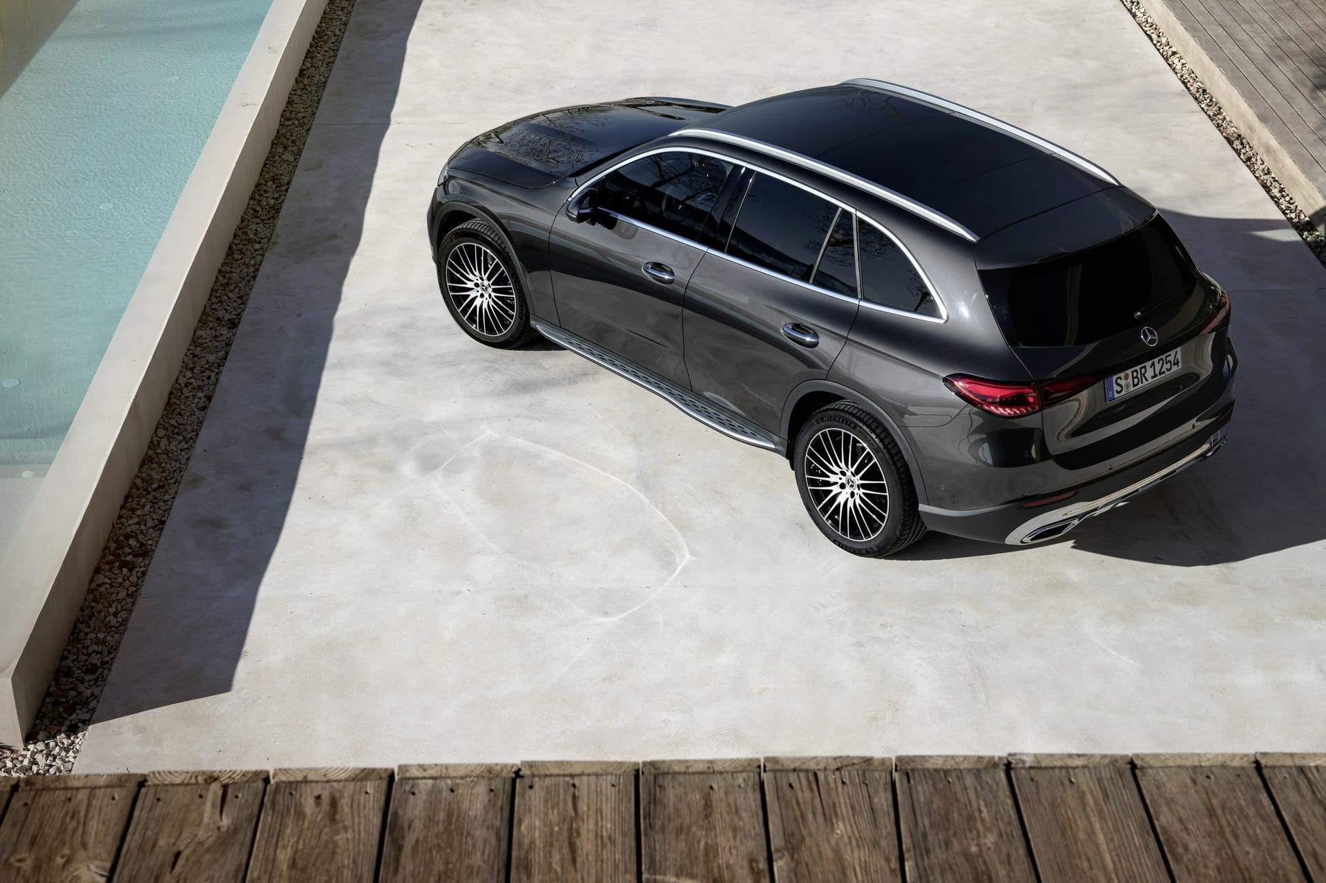 Imagen en perspectiva alta del Mercedes GLC, mostrando el diseño de su techo y zona trasera.