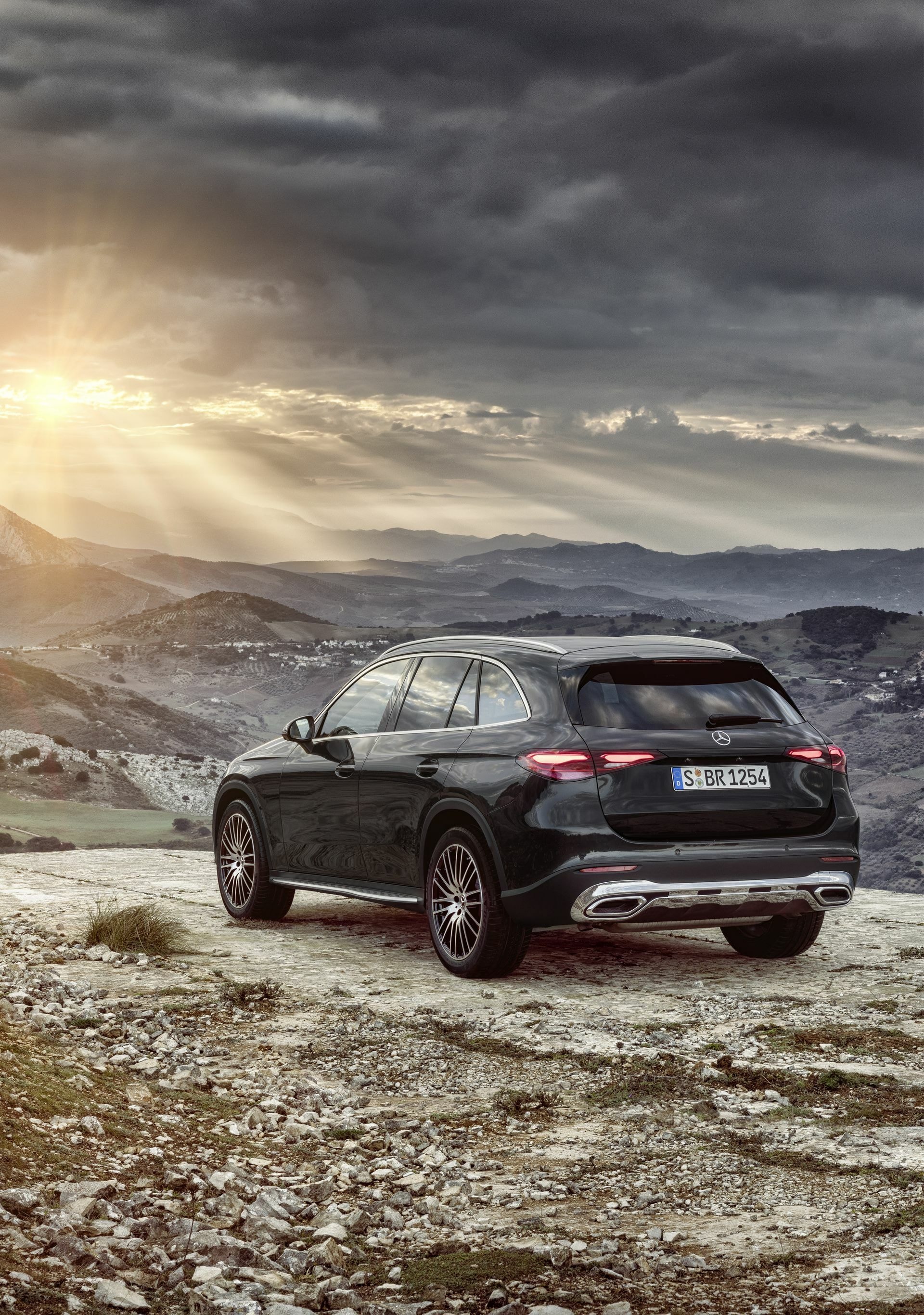 Imagen evocativa del Mercedes GLC con la puesta de sol de fondo, mostrando la parte trasera y lateral.