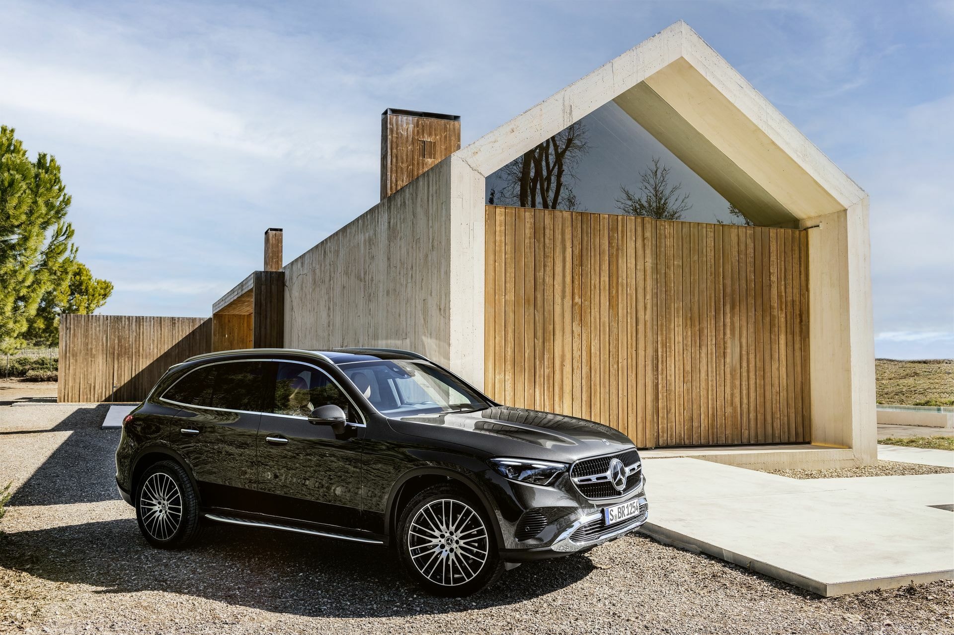Mercedes GLC posa con líneas modernas frente a arquitectura contemporánea.