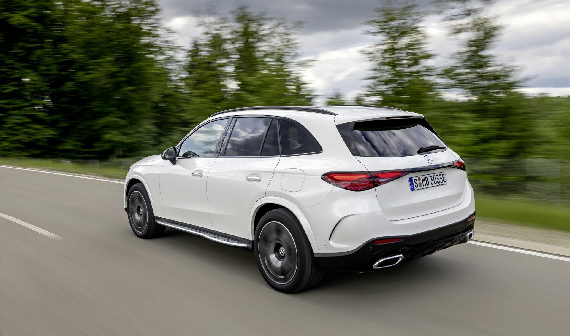 Imagen dinámica del Mercedes GLC desde una perspectiva trasera en carretera.