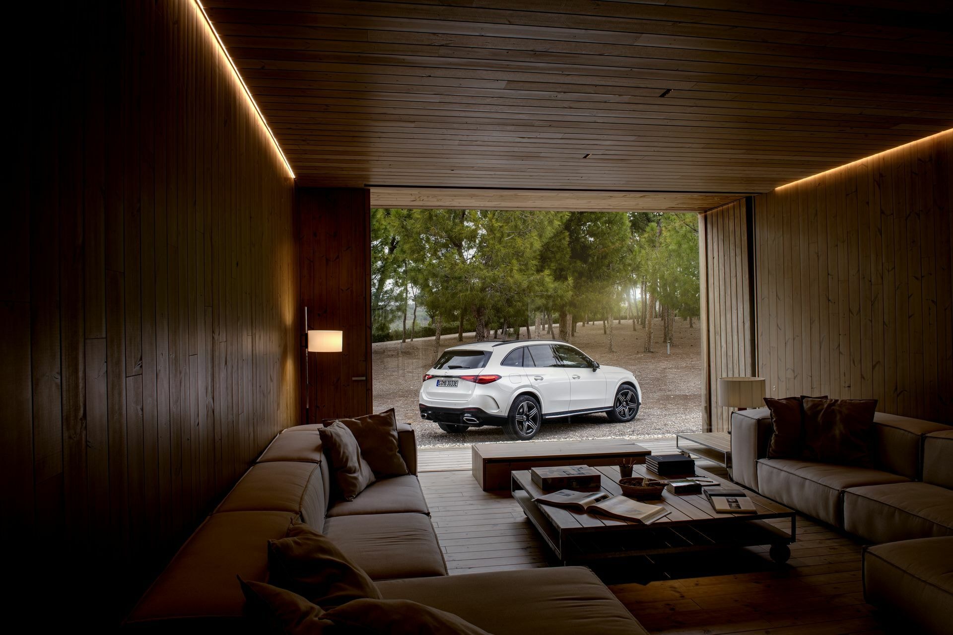 Mercedes GLC mostrando su diseño y proporciones en un entorno moderno.