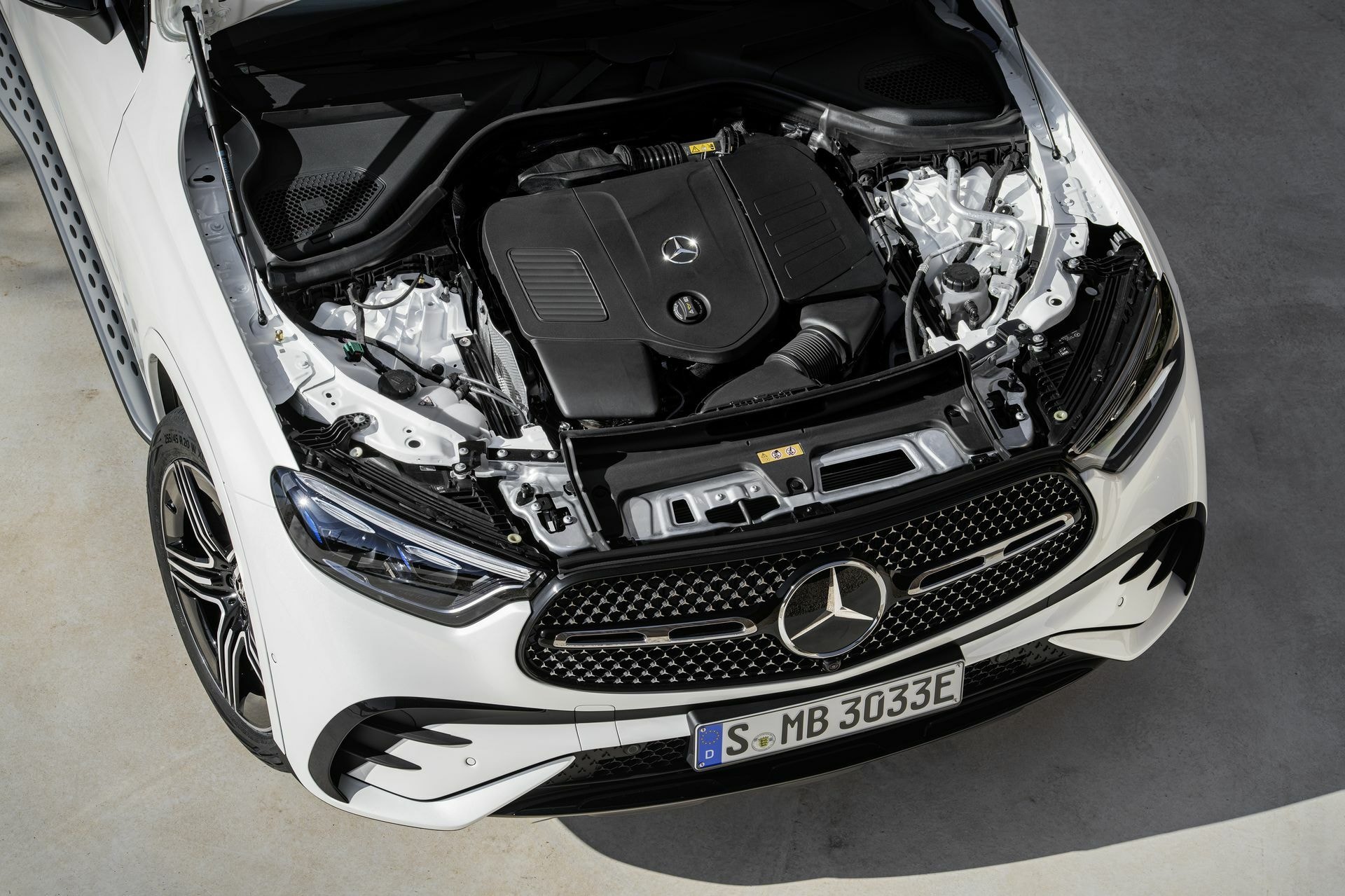 Imagen del motor del GLC con componentes claramente visibles.