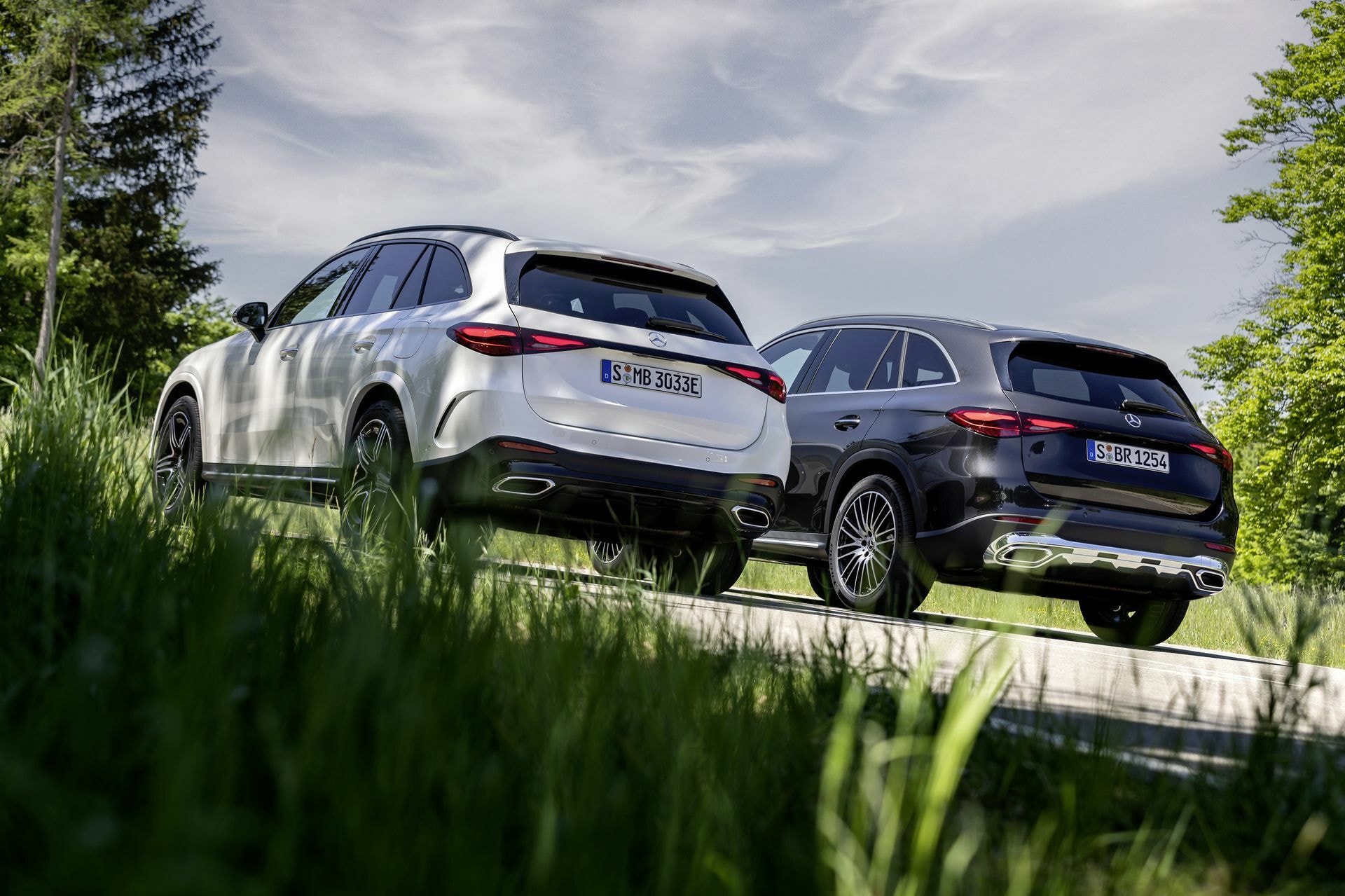 Dos Mercedes GLC mostrando su diseño posterior desde una perspectiva lateral y trasera.