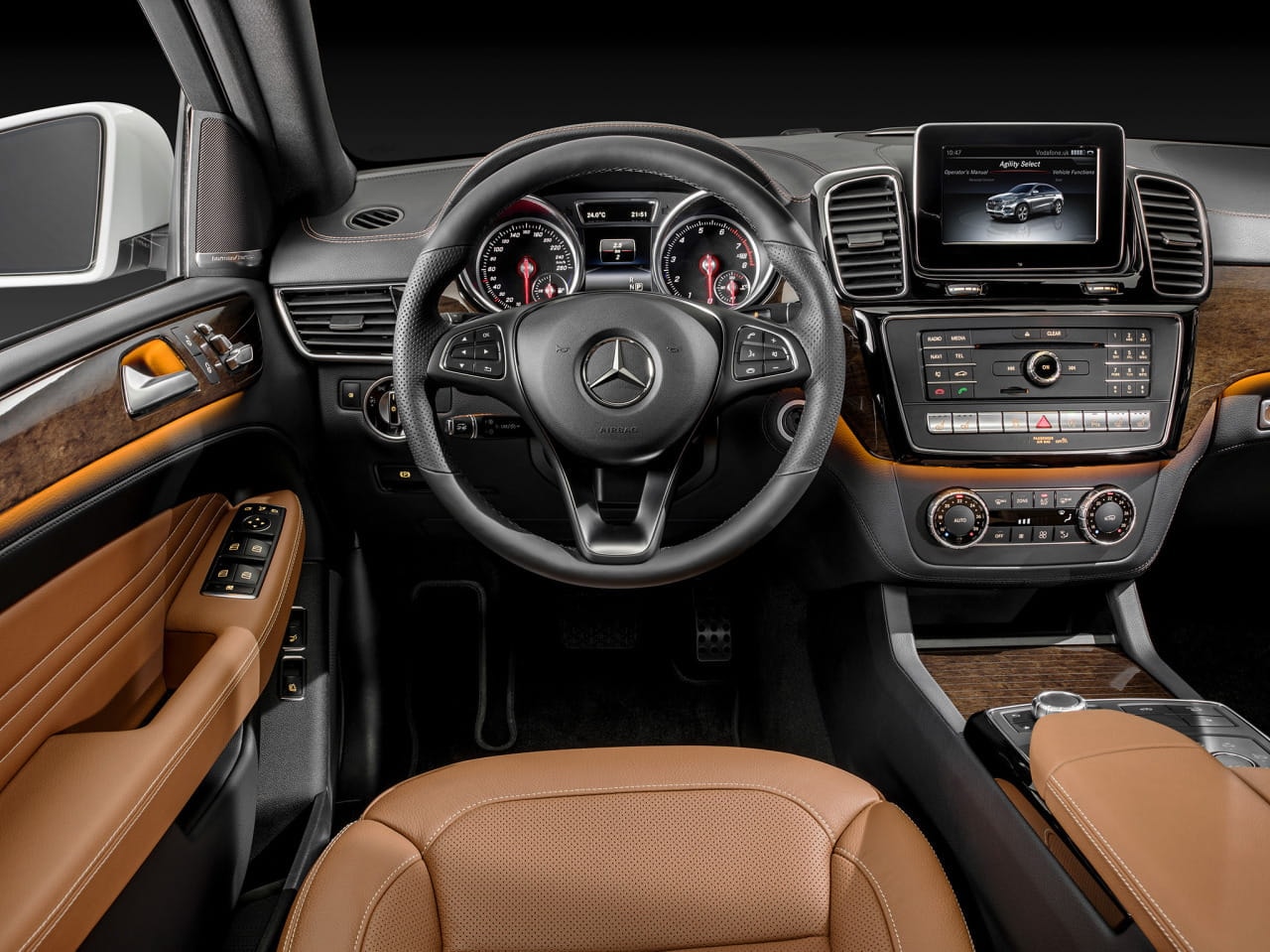 Vista frontal de la cabina del Mercedes GLE Coupé, con acabados premium.