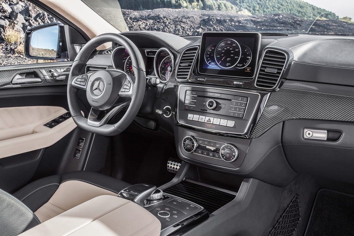 Detalle de la consola central del Mercedes GLE Coupé, elegancia y tecnología. Detalle de la consola central del Mercedes GLE Coupé, elegancia y tecnología.