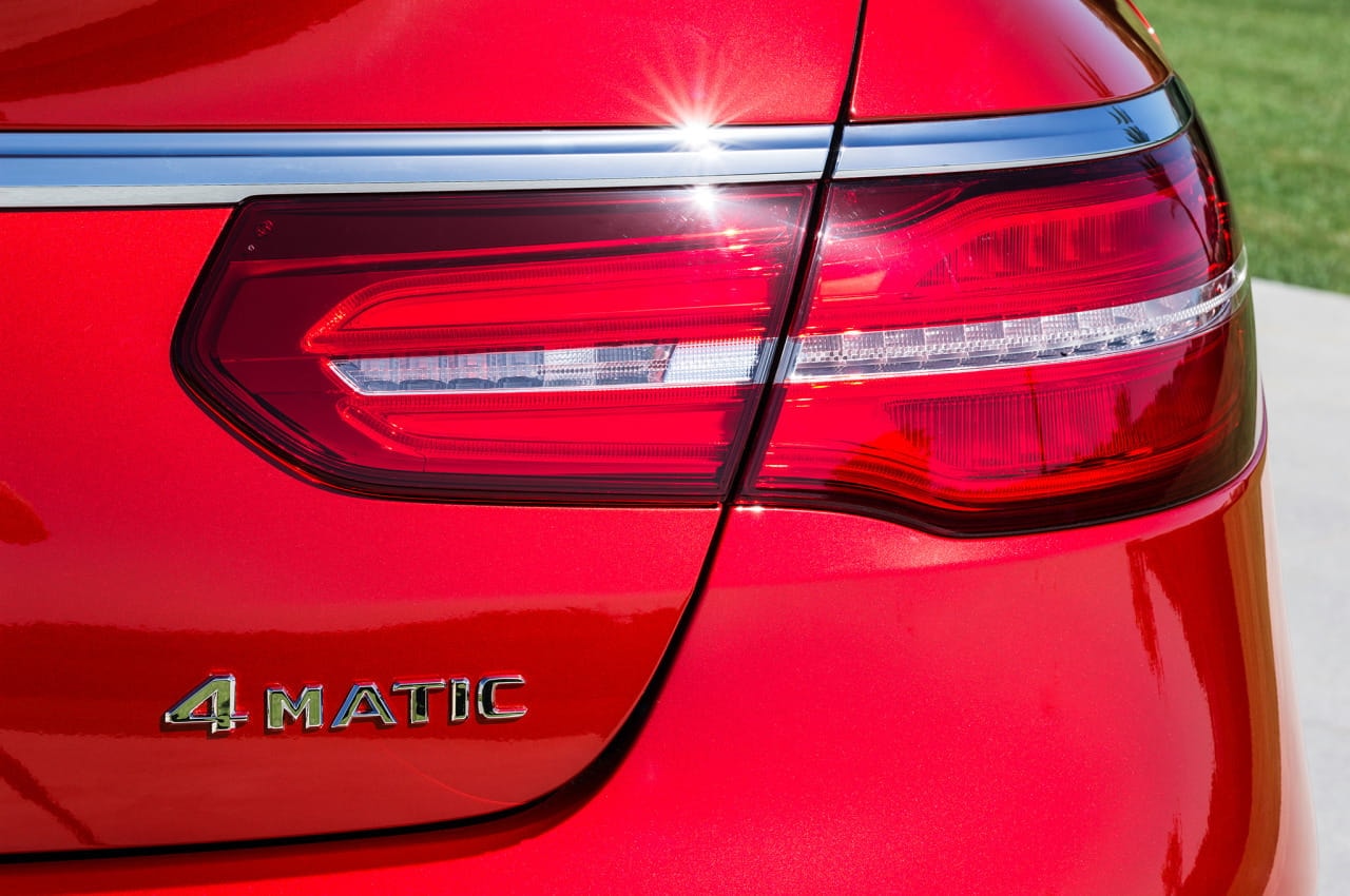 Enfoque en la parte trasera que muestra luces y la insignia 4MATIC del GLE Coupé.