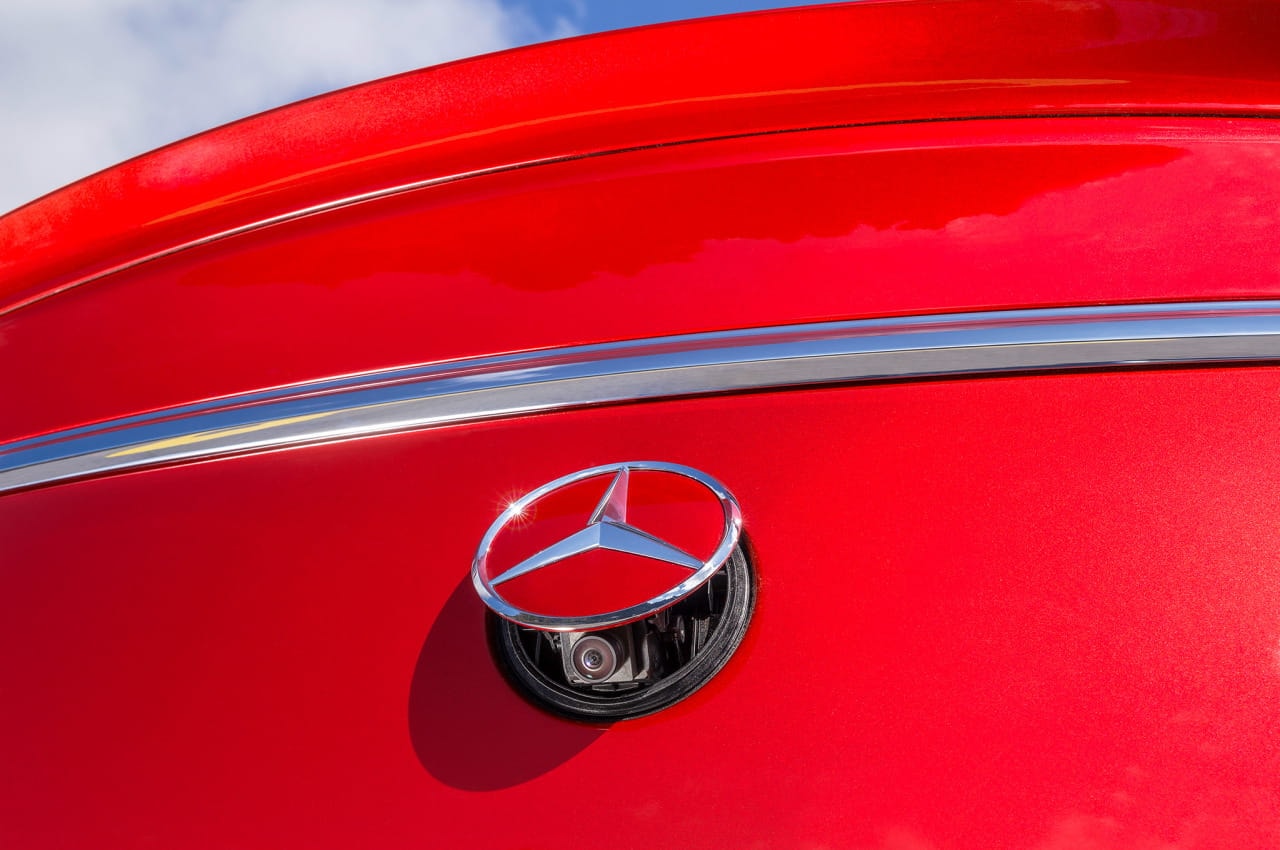 Emblema de Mercedes prominente en el cuerpo del GLE Coupé.