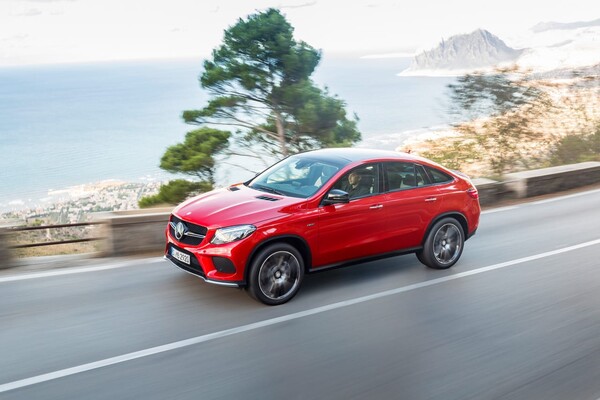 Perfil del GLE Coupé en un entorno costero, realzando su carácter viajero. Perfil del GLE Coupé en un entorno costero, realzando su carácter viajero.