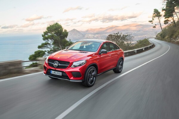 La silueta del GLE Coupé complementa las curvas de la carretera costera con elegancia. La silueta del GLE Coupé complementa las curvas de la carretera costera con elegancia.