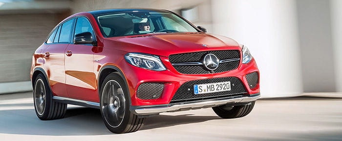 Imagen dinámica del GLE Coupé que resalta su potente aspecto frontal.