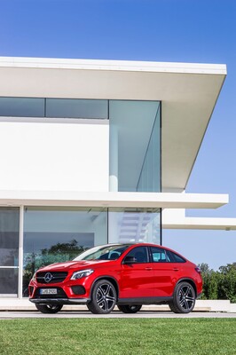 Mercedes GLE Coupé estacionado, armonizando con arquitectura contemporánea. Mercedes GLE Coupé estacionado, armonizando con arquitectura contemporánea.