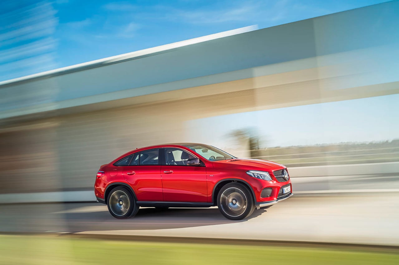 GLE Coupé captado en plena aceleración, mostrando su perfil lateral.