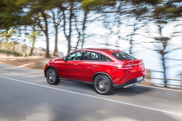 Vista lateral y trasera del GLE Coupé rodando, enfatizando sus líneas fluidas. Vista lateral y trasera del GLE Coupé rodando, enfatizando sus líneas fluidas.