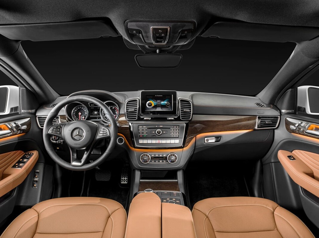 Perspectiva superior del interior mostrando volante y pantalla multimedia. Perspectiva superior del interior mostrando volante y pantalla multimedia.