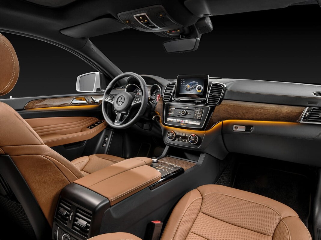 Lujoso interior con asientos de piel en tono marrón y acabados premium. Lujoso interior con asientos de piel en tono marrón y acabados premium.
