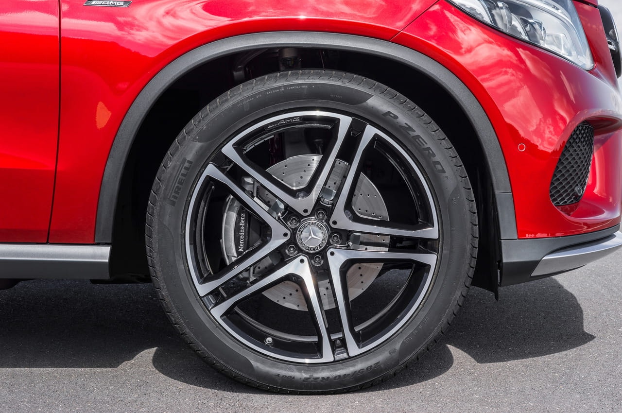 Detalle de la llanta deportiva con diseño de radios múltiples.