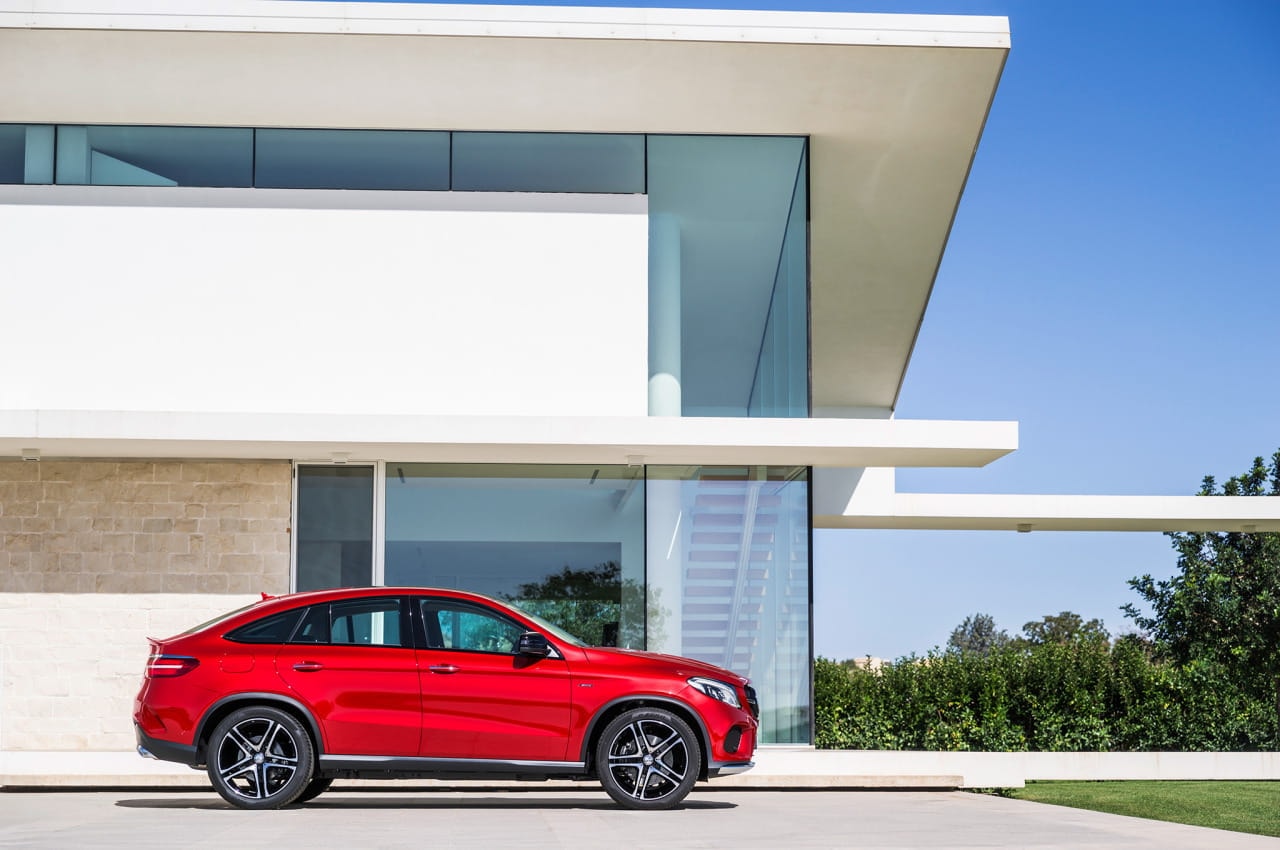 Mercedes GLE Coupé lateral con fondo minimalista, proyectando una imagen sofisticada.