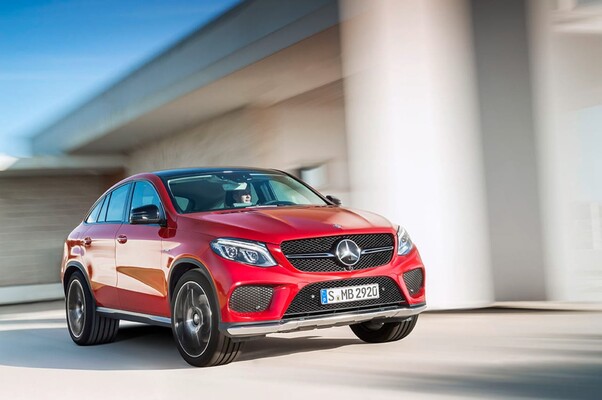 Captura en movimiento del Mercedes GLE Coupé, subrayando su silueta deportiva. Captura en movimiento del Mercedes GLE Coupé, subrayando su silueta deportiva.