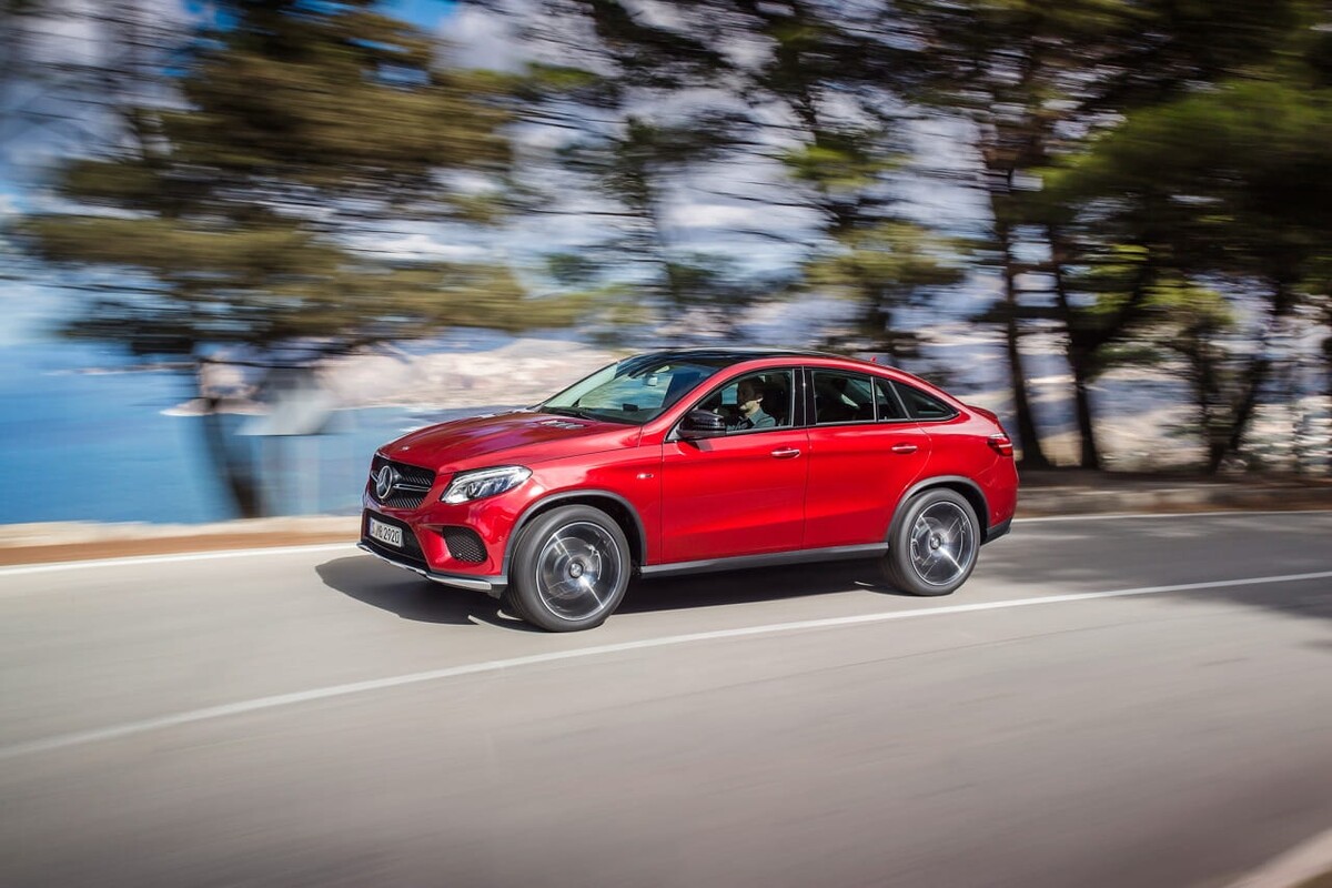 El GLE Coupé capturado en movimiento, mostrando su perfil lateral. El GLE Coupé capturado en movimiento, mostrando su perfil lateral.