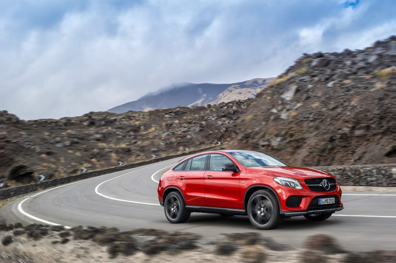 Imagen dinámica del Mercedes GLE Coupé en carretera.